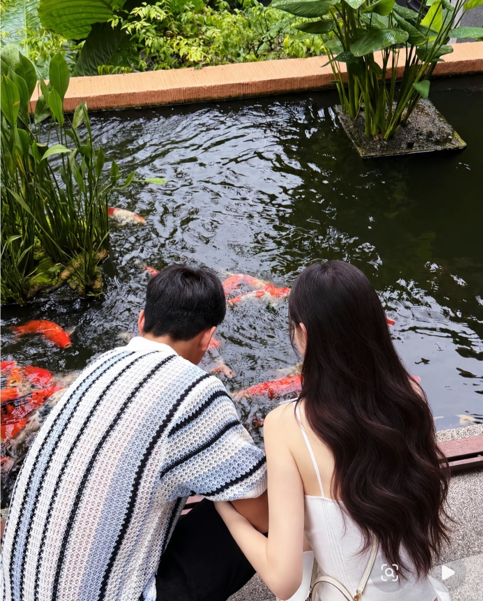 人生赢家？22岁国足红星亚运摘铜+与李明爱女相恋！甜蜜出游照曝光